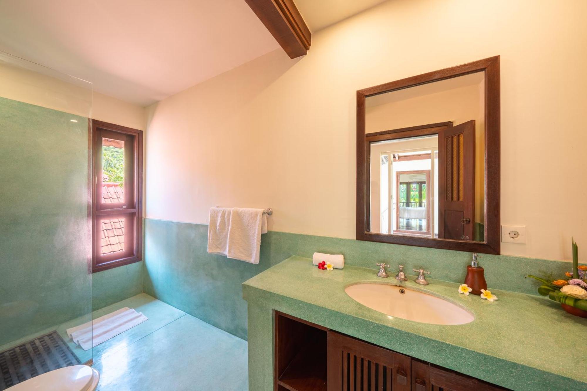 Luxury 3 Bed With Pool In Great Location With Beachfront Spa Access Villa