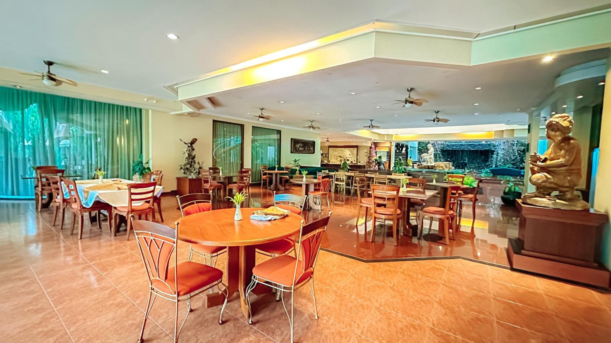 Hotel Parigata And 4*