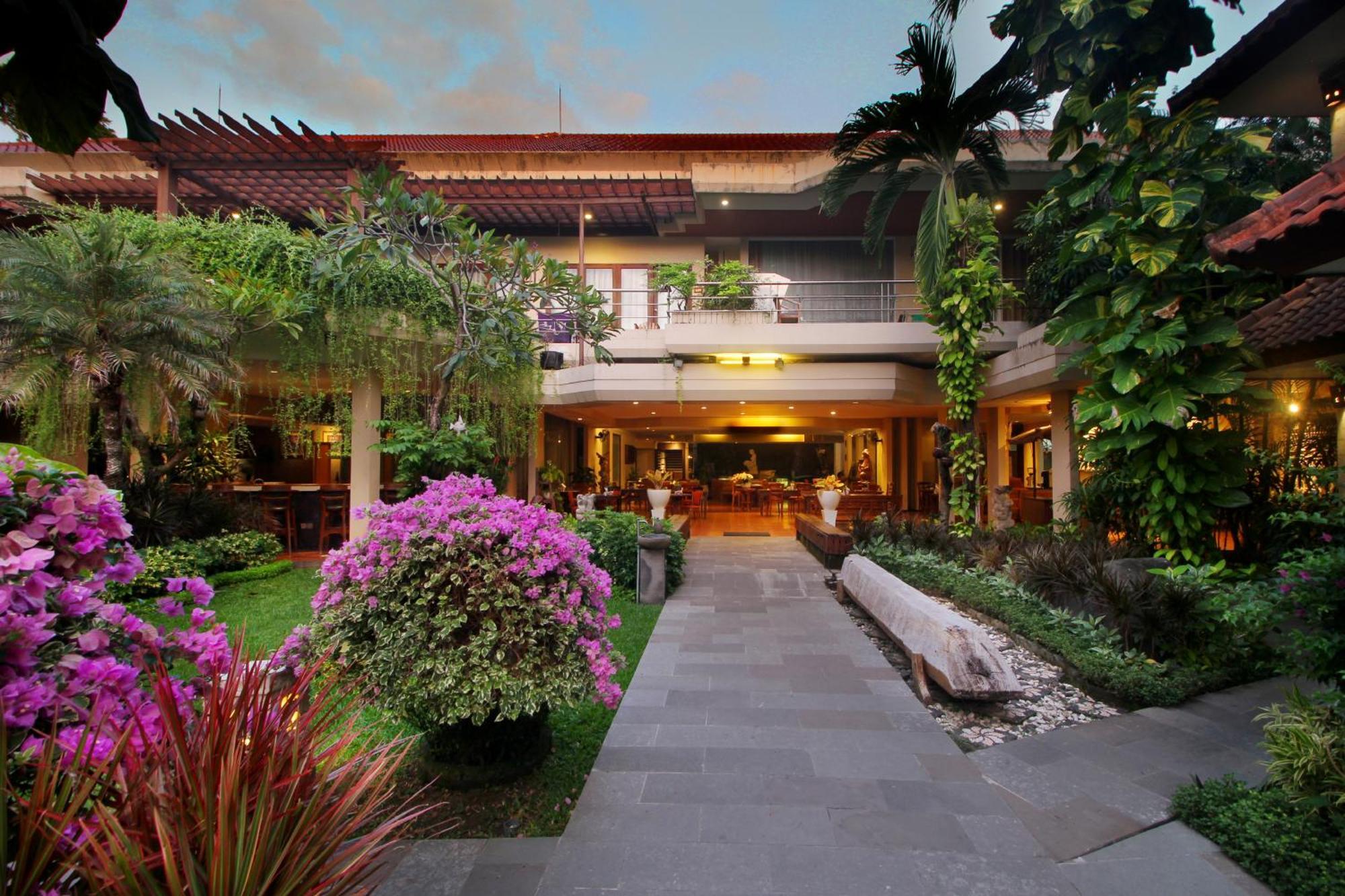 Hotel Parigata And 4*