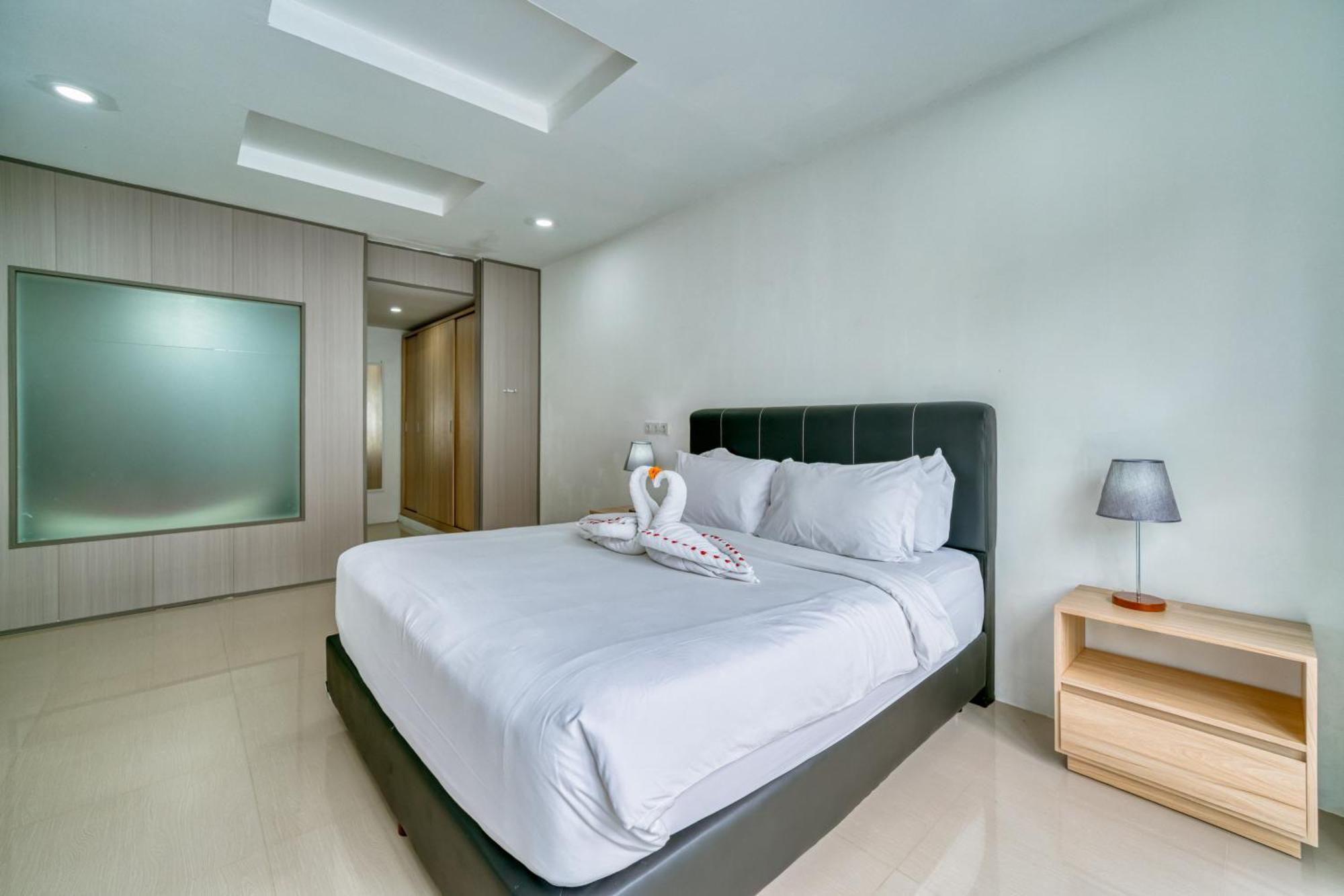 3bd Modern In With Bbq & Huge Shared Pool Apartment