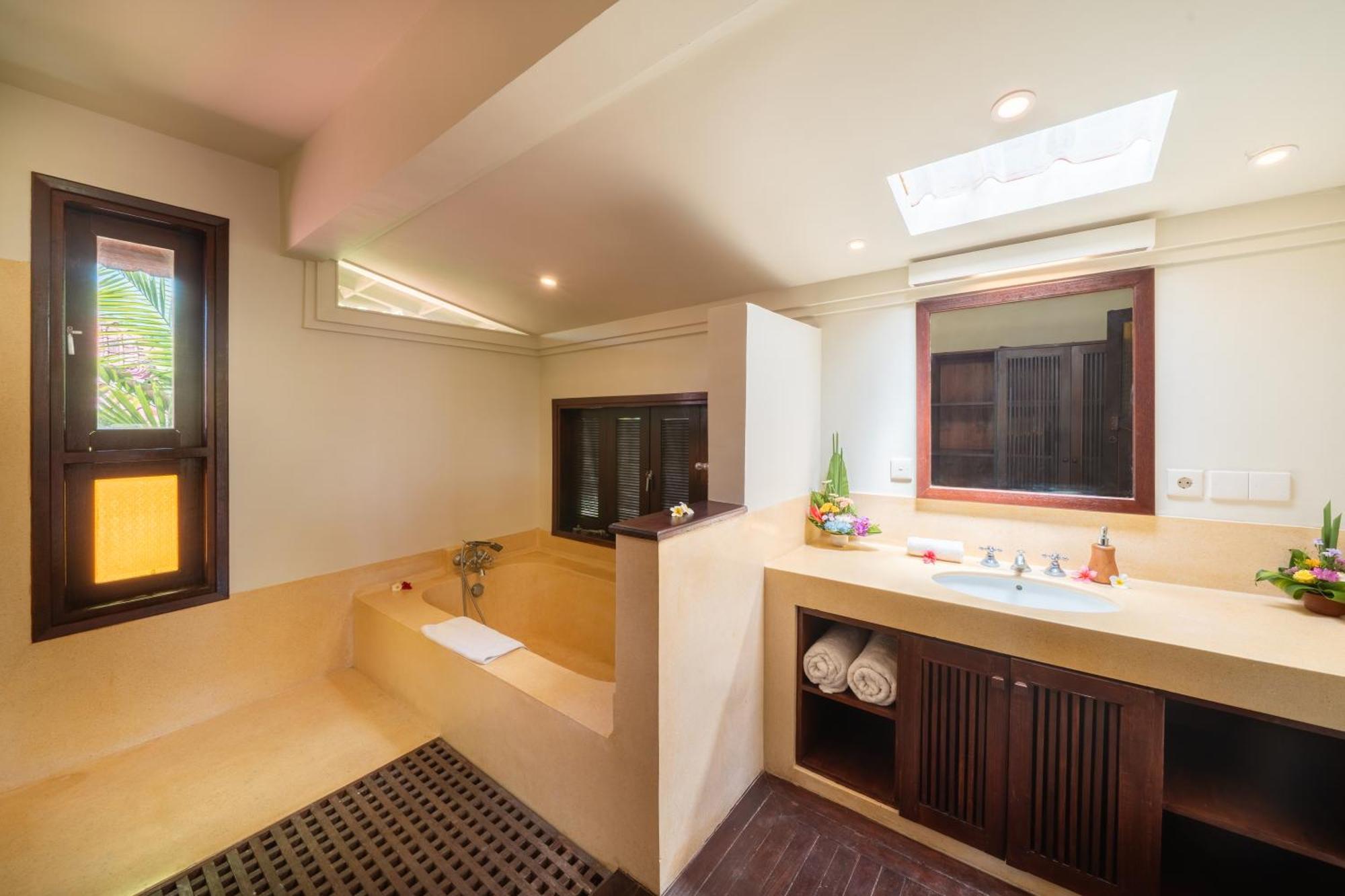 Luxury 3 Bed With Pool In Great Location With Beachfront Spa Access Villa *