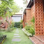 Louto Dmell Guesthouse & Villa