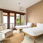 Beautiful Beach Side Villa Large Garden Parking