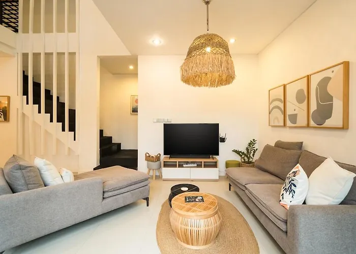 Beautiful Beach Side Villa Large Garden Parking