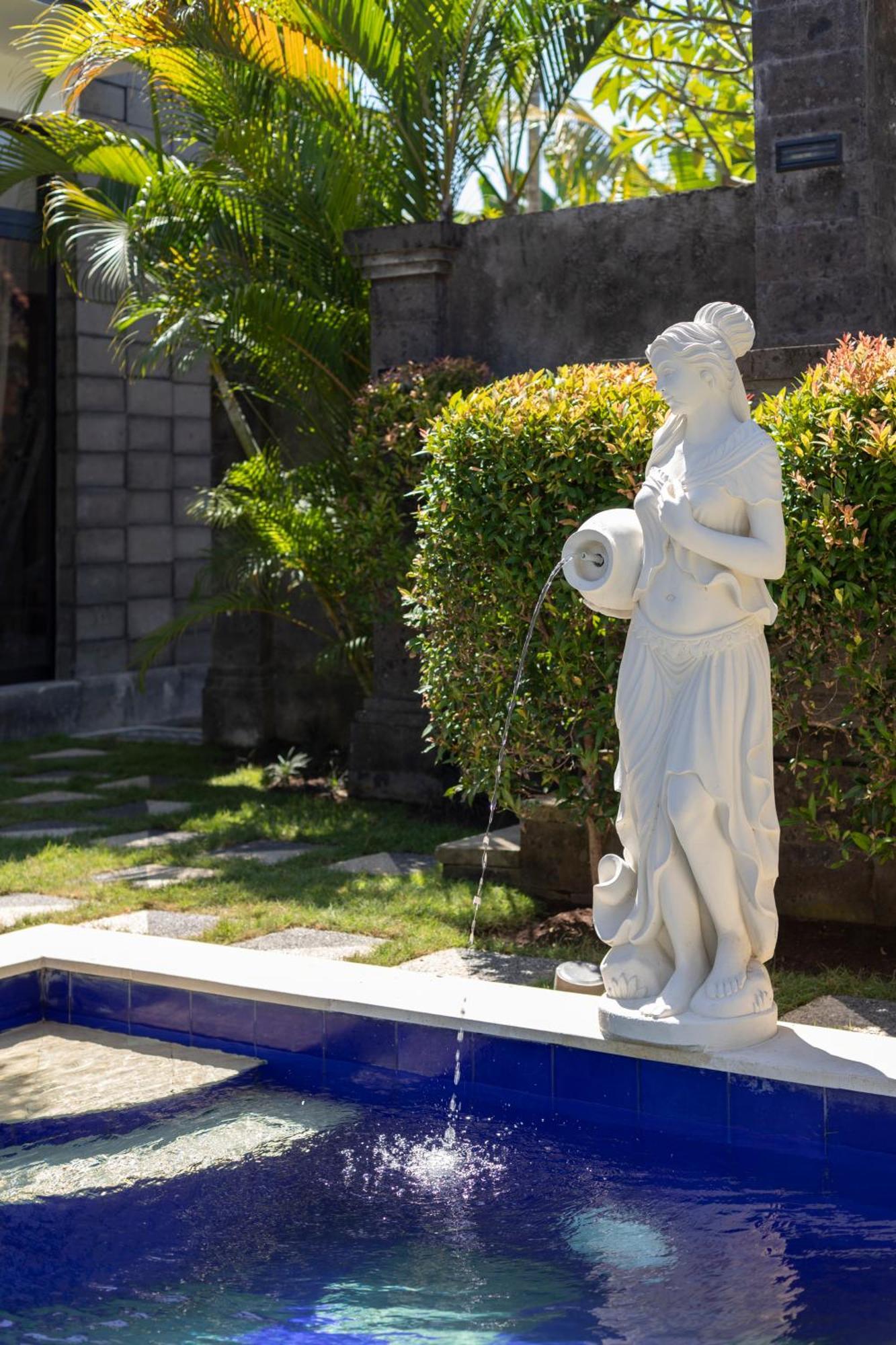 Designer Emy Sanur (Bali)