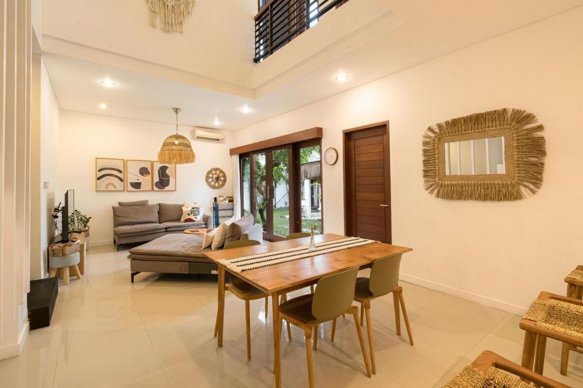 Beautiful Side Large Garden Parking Villa Sanur (Bali)