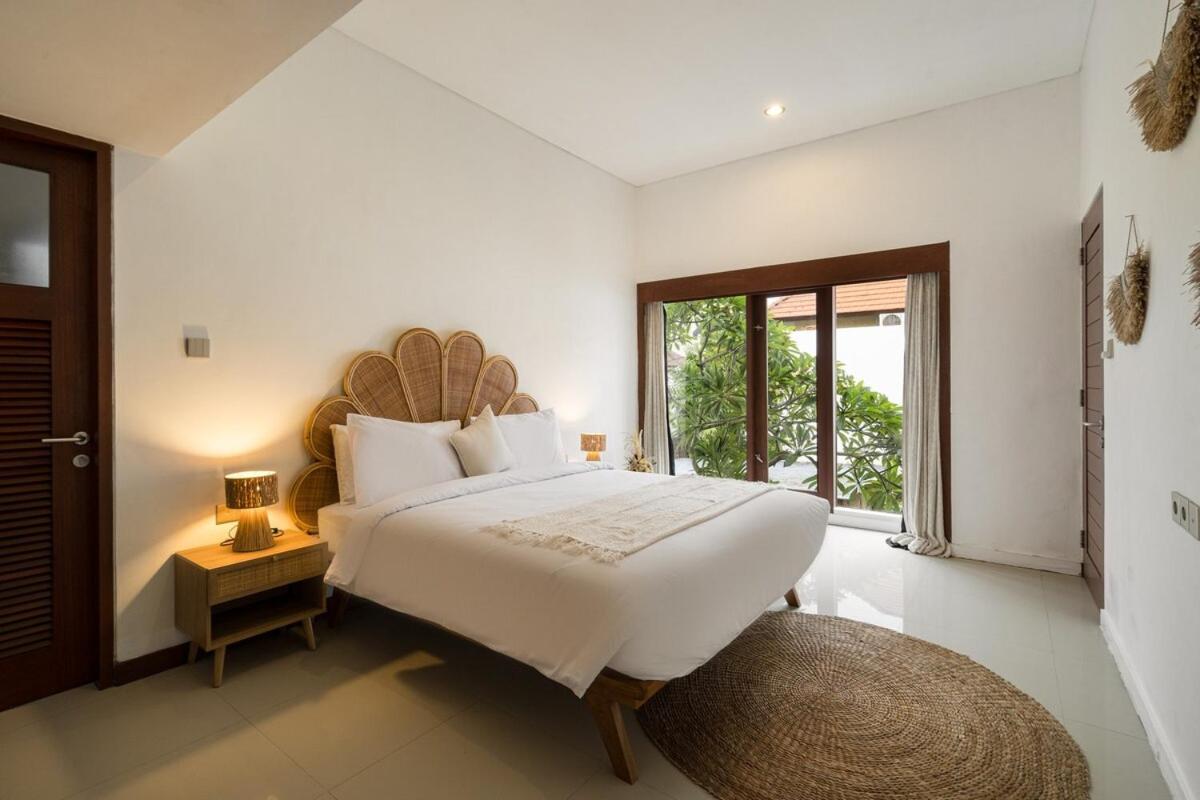 Beautiful Side Large Garden Parking Villa