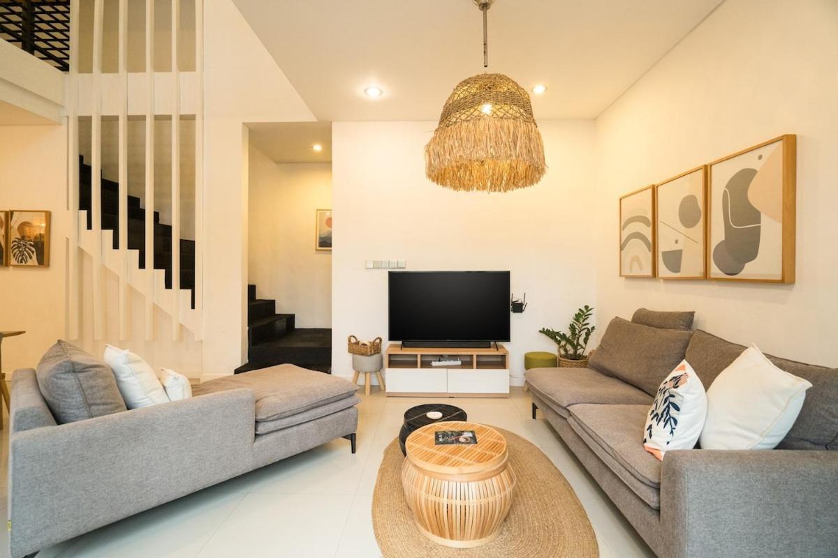 Beautiful Side Large Garden Parking Villa Sanur (Bali)