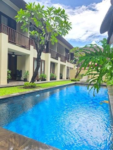 Penny Lane 15 Mins Walk From Apartment *
