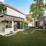 Beautiful Beach Side Villa Large Garden Parking